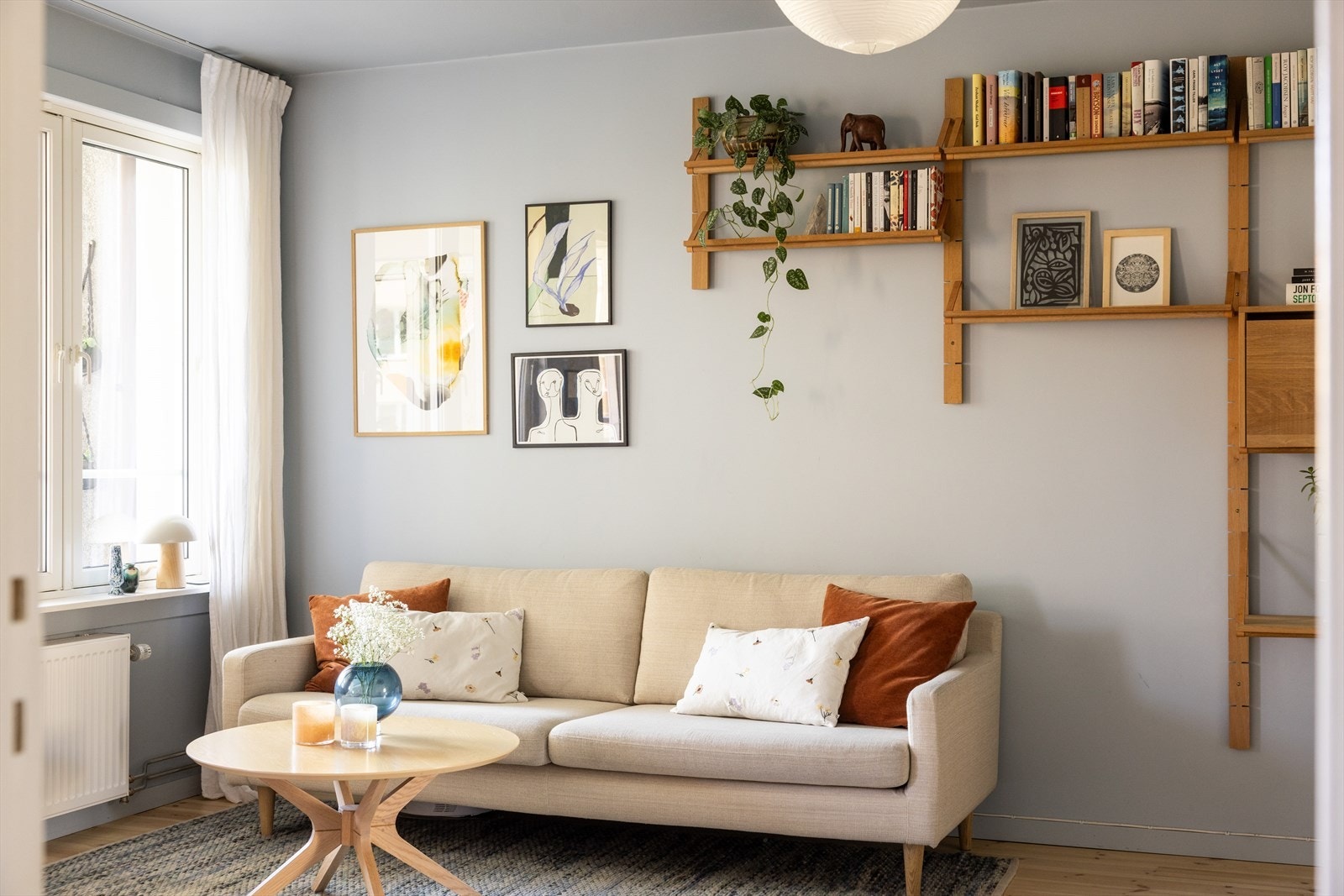 Gulvet er belagt med flott parkett og laminat, og overflatene er malt i delikate og lyse fargetoner. Galleribilde