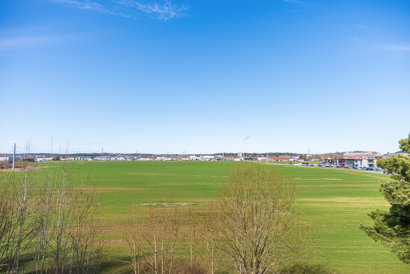 Eiendommen ligger tilbaketrukket men samtidig sentralt. Kort vei til E6, matbutikk, skoler og bussholdeplass. Galleribilde