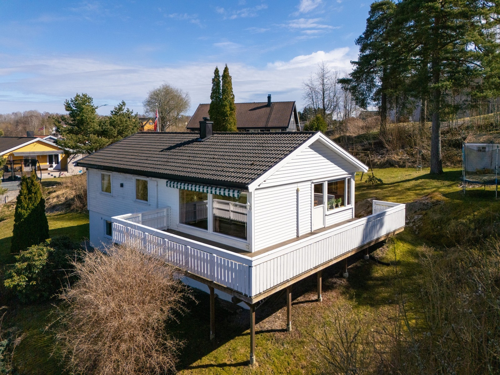 Stor og solrik veranda. Galleribilde