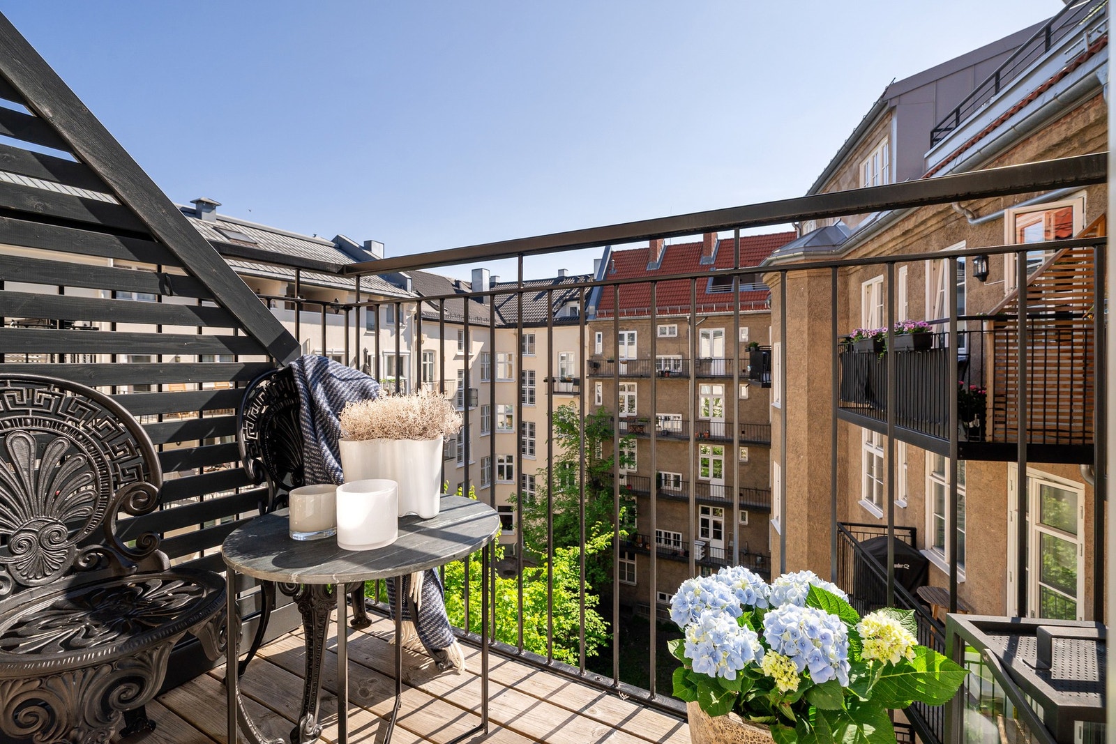 Balkongen ligger høyt og fritt. Galleribilde