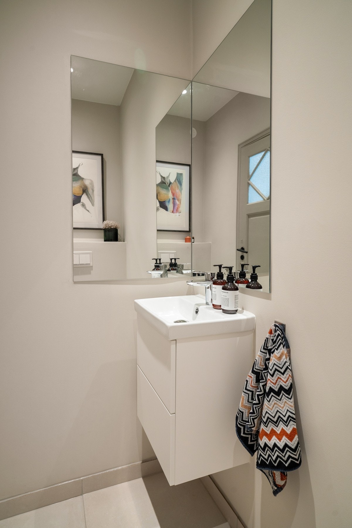 Toalettetrommet ble også pusset opp i 2023 med fliser på gulv, malte flater og ny innredning. Galleribilde