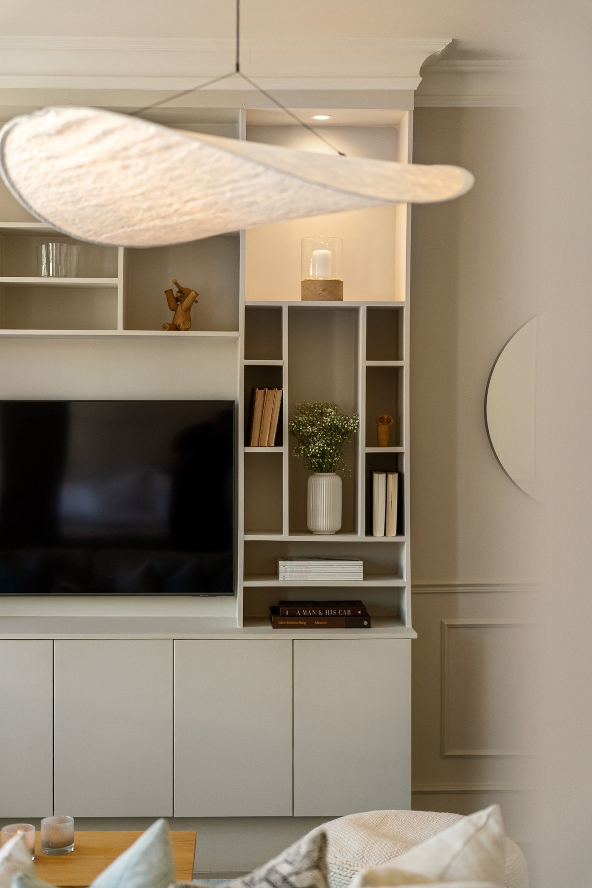 Pen plassbygget seksjon med gode oppbevaringsmuligheter og velegnet plass til TV. Galleribilde