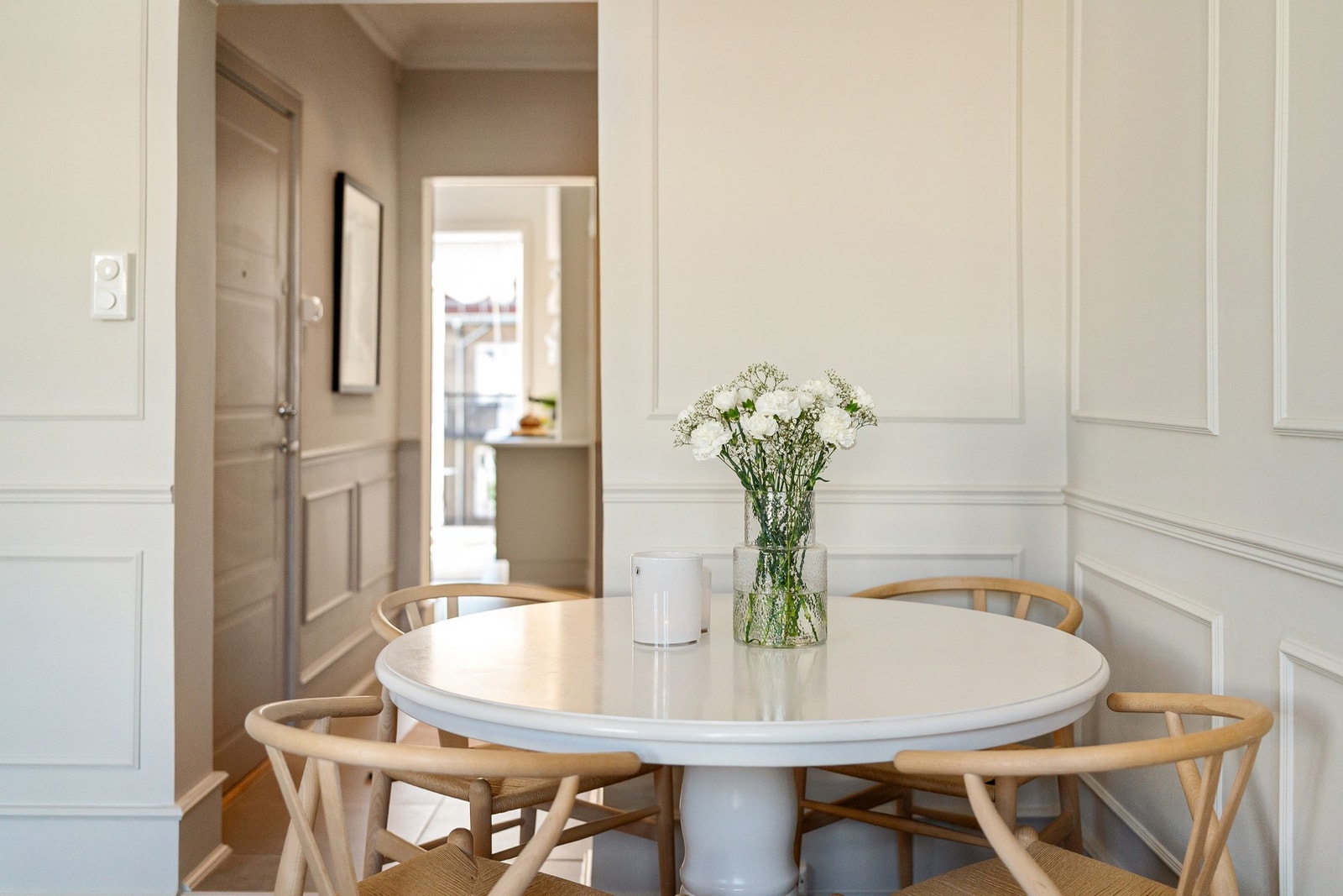 Veggene er smykket med flott profilering. Galleribilde