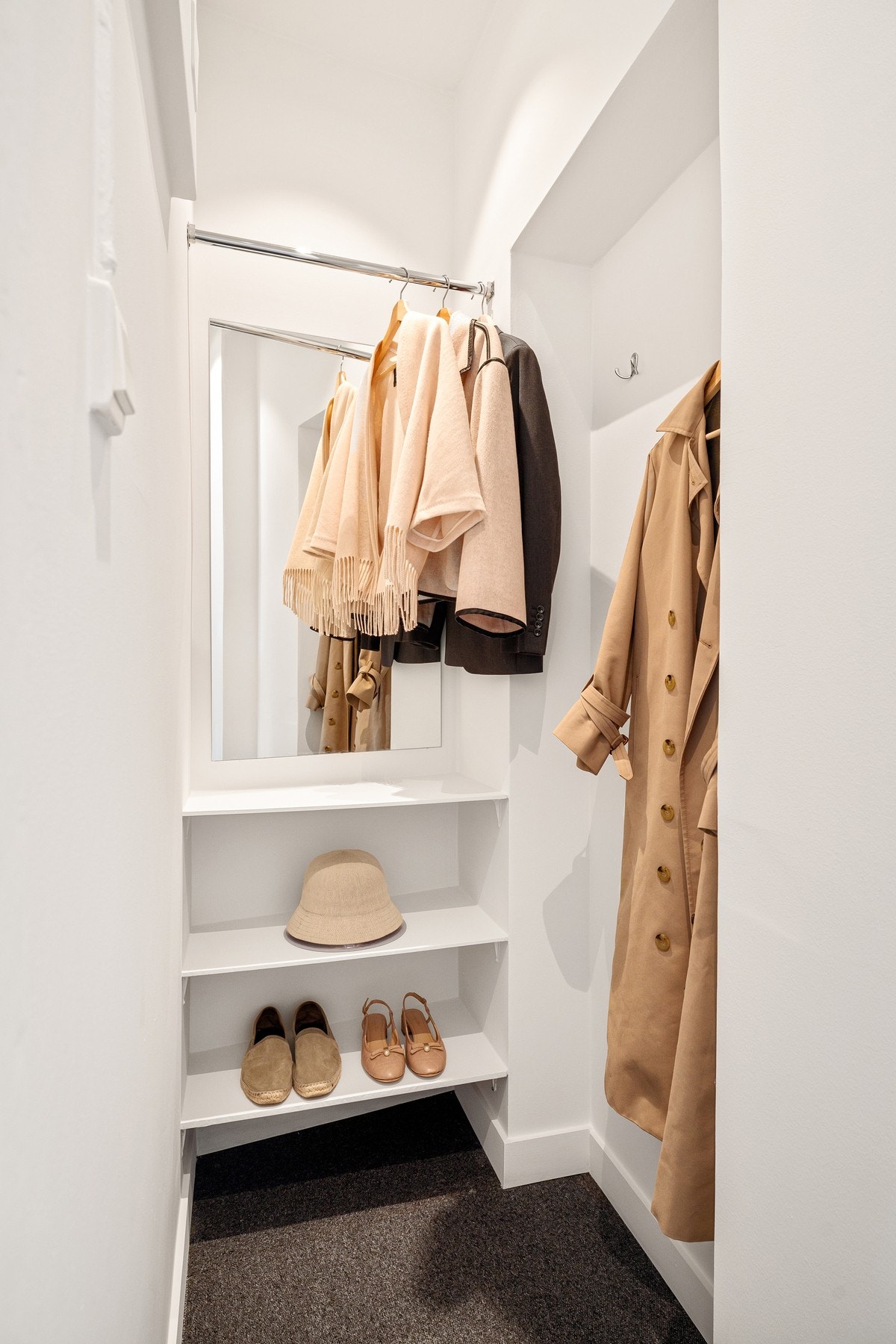 Praktisk innvendig bod i tilknytning til soverommet gir godt med oppbevaringsplass. Galleribilde