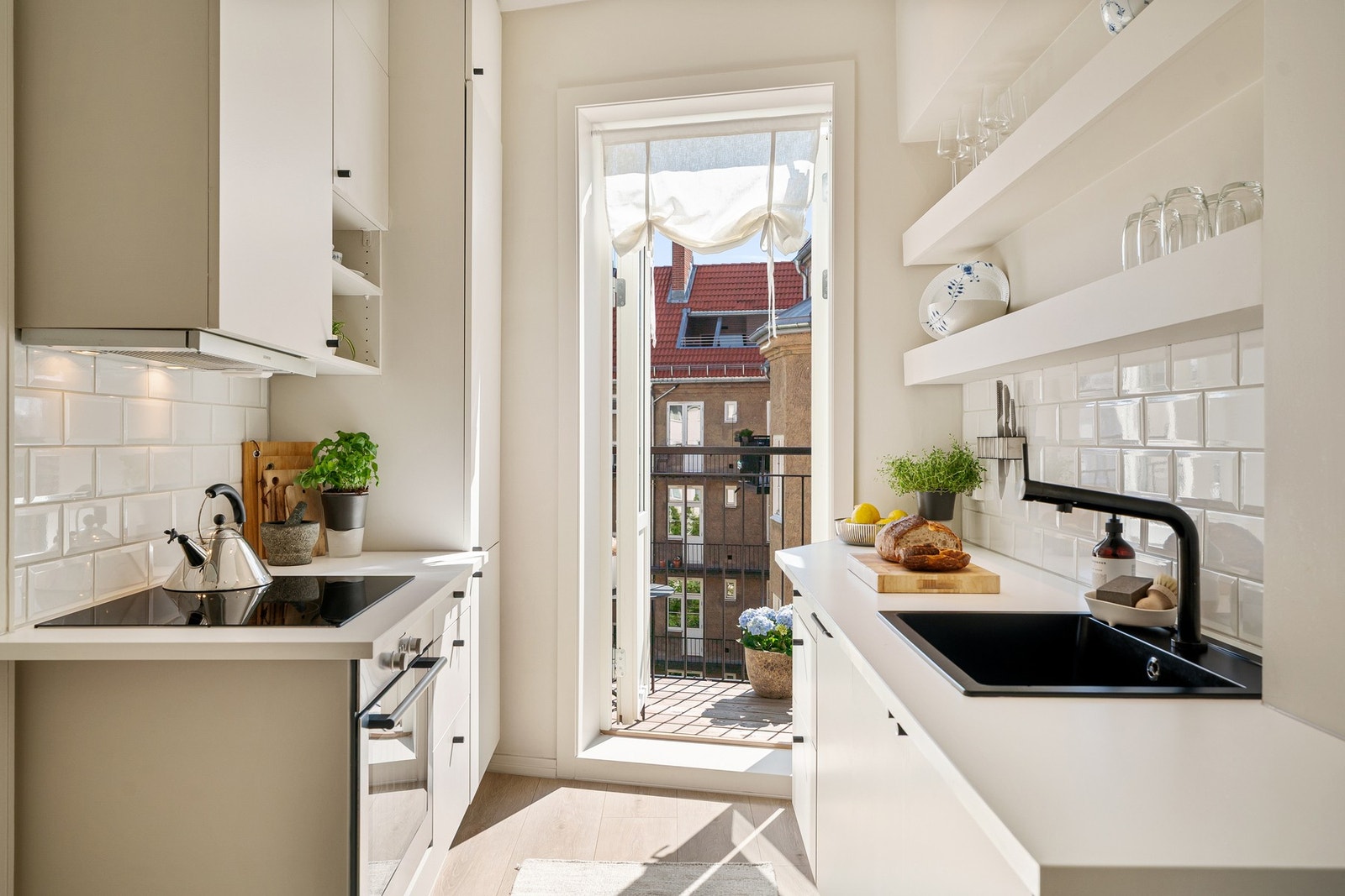 Pent separat kjøkken med takhøy innredning fra HTH. Galleribilde