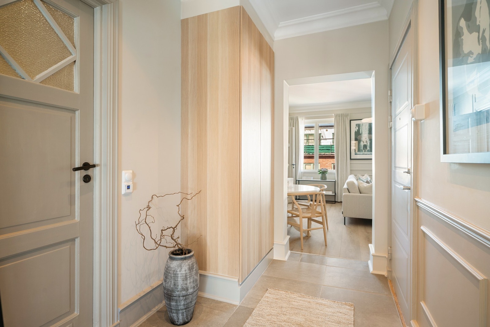 Lys og praktisk entré med plass til oppbevaring i integrert garderobeskap. Galleribilde