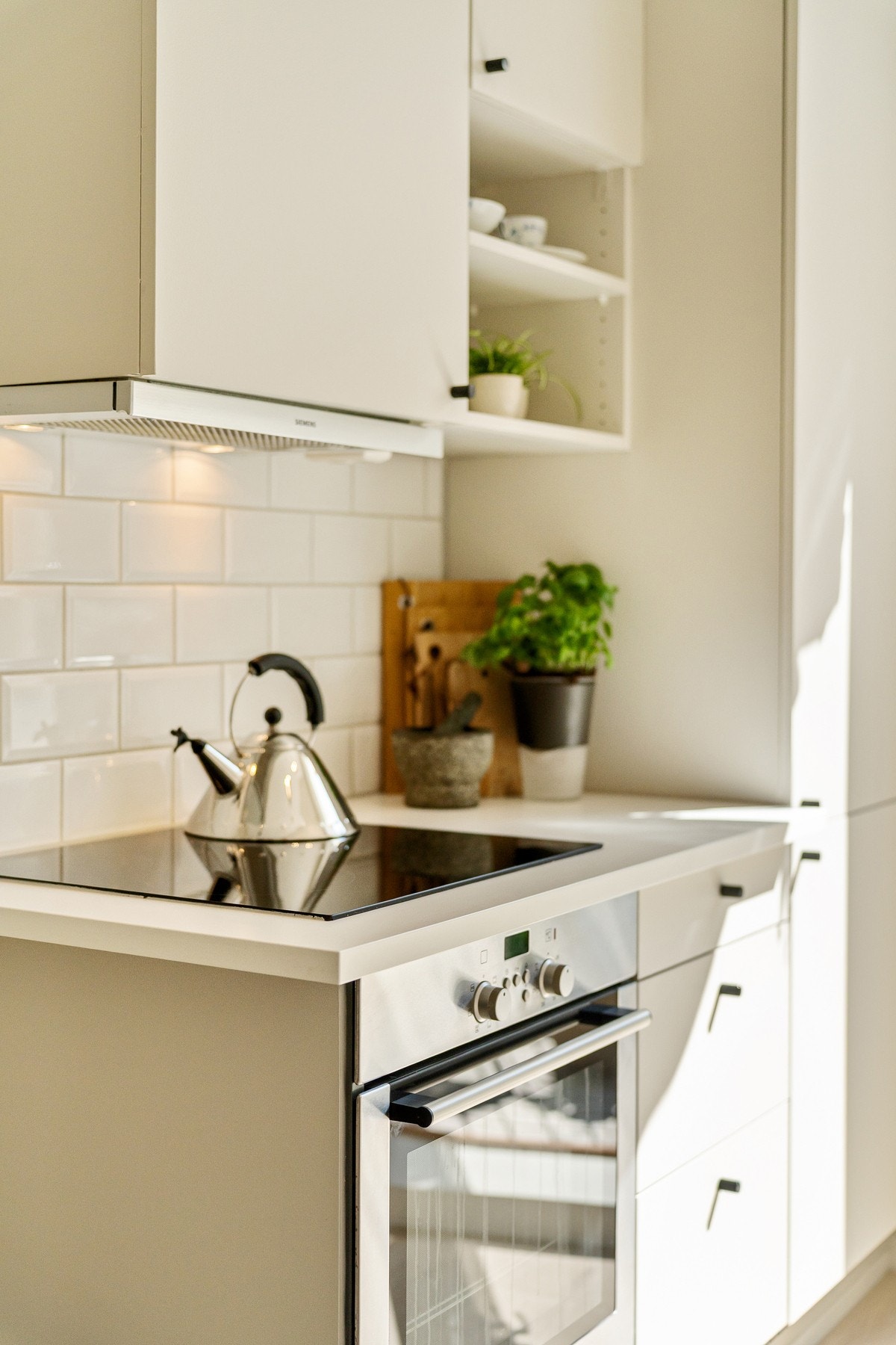 Integrerte hvitevarer er platetopp, stekeovn, oppvaskmaskin og kjøleskap med frys. Galleribilde