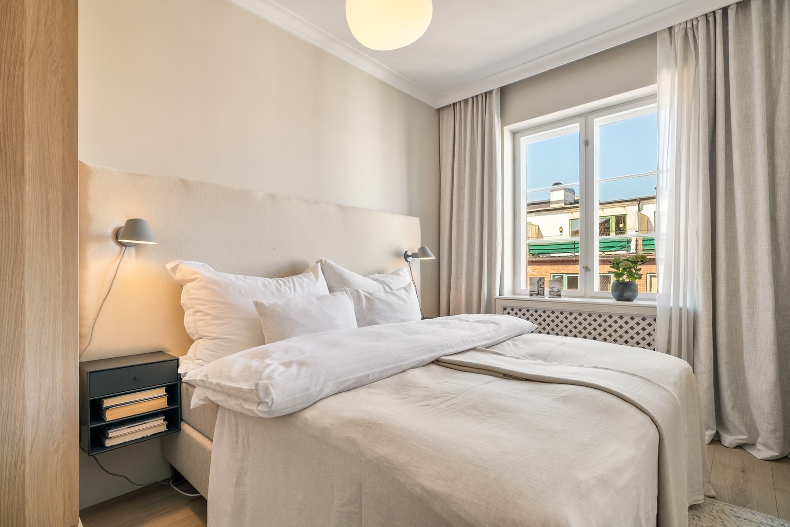 Innbydende soverom med plass til dobbeltseng og nattbord. Galleribilde