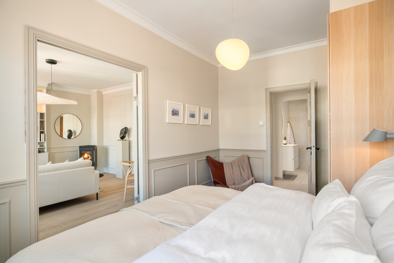 Fra soverommet er det direkte adkomst til badet. Det er i tillegg et eget gjestetoalett. Galleribilde