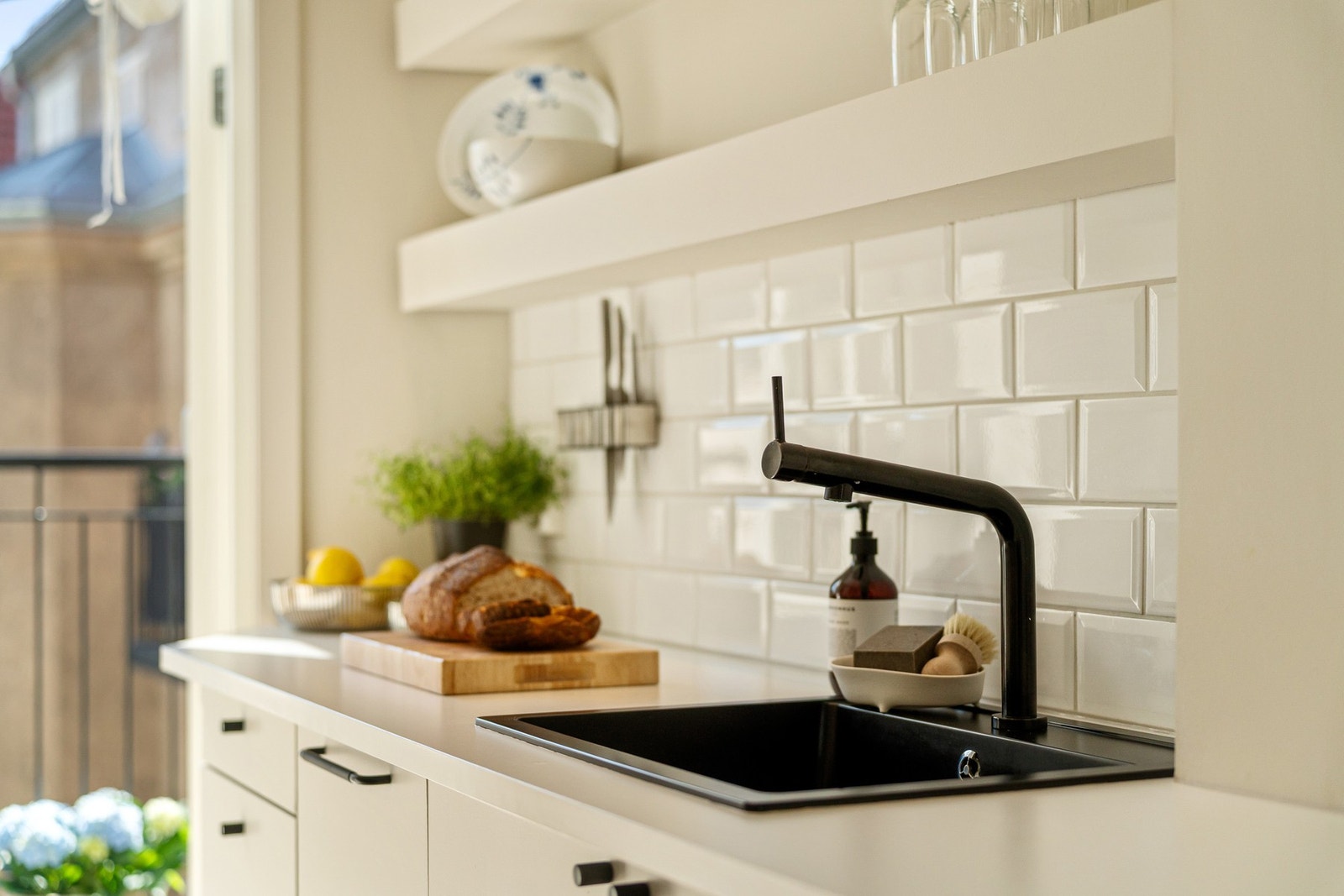 Klassiske metro-fliser over benkeplaten og i sprutsonen Galleribilde