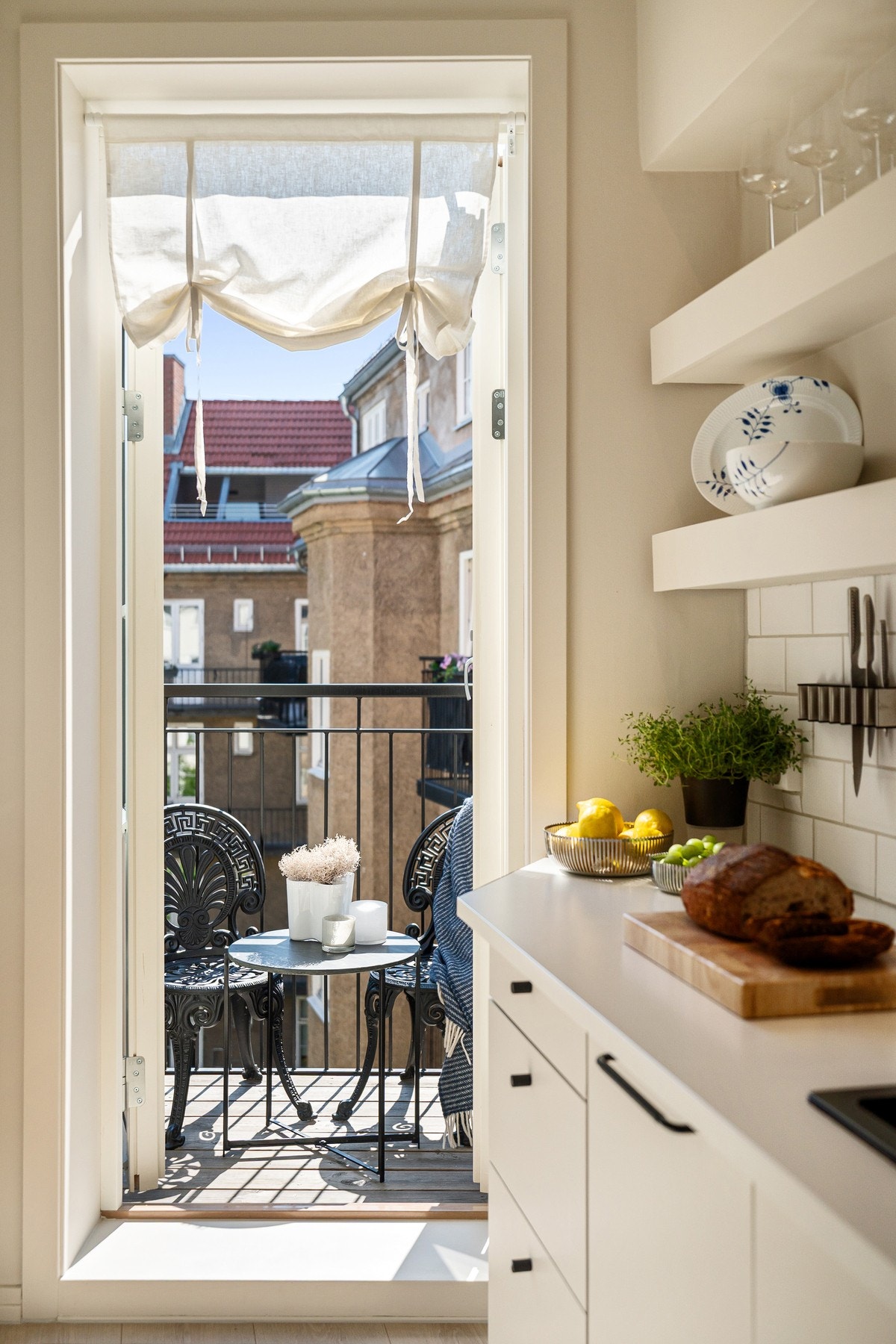 Fra kjøkkenet er det utgang via tofløyet dør til balkong. Galleribilde