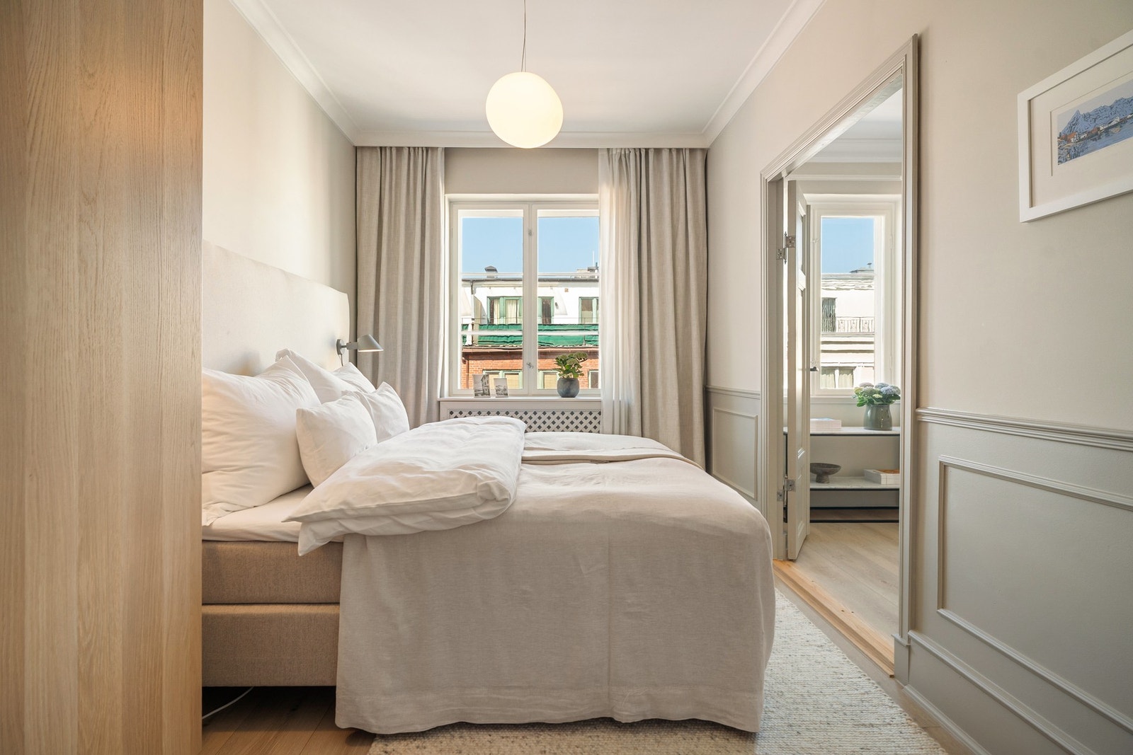 Garderobeskapet er bygd inn for et sømløst uttrykk. Galleribilde