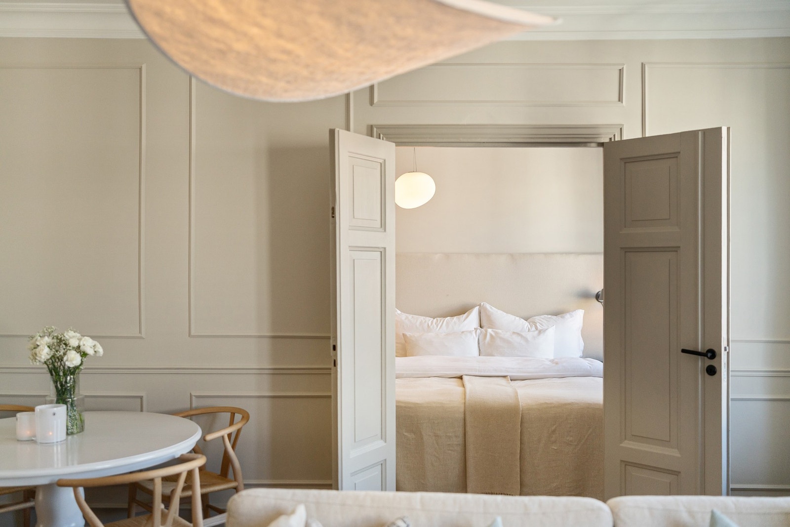 Flott tofløyet dør inn til hovedsoverommet. Galleribilde