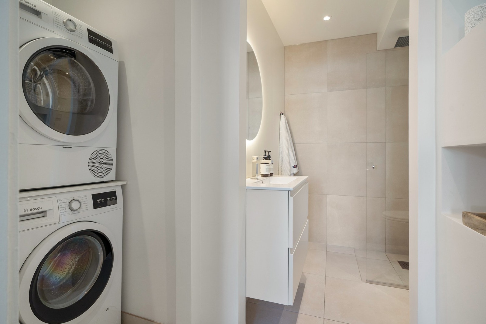 Delikat bad fra 2023 med nisje for vaskesøyle. Galleribilde