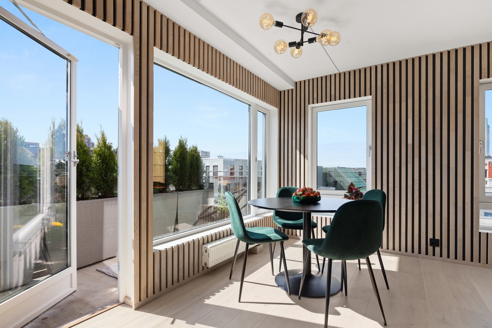 Leiligheten har store vindusflater som gir et flott lysinnslipp. Galleribilde