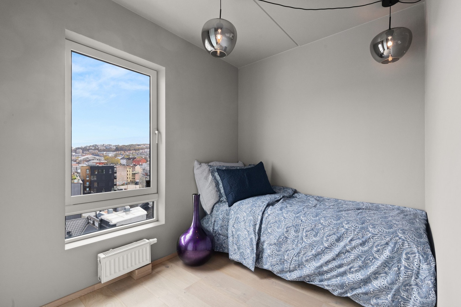 Flott utsikt fra soverom 2. Satt opp stikkontakt med USB og USB C i hver ende av sengen.
Flott utsikt fra soverom 2. Satt opp stikkontakt med USB og USB C i hver ende av sengen. Galleribilde