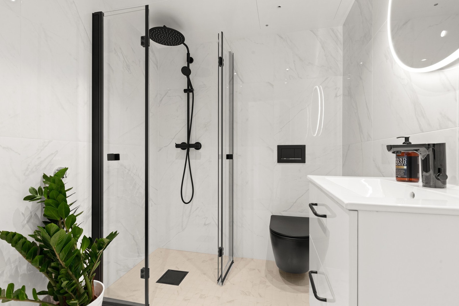 Lekkert og nyoppusset baderom fra 2021. Marmordekor på vegg- og gulvfliser. Leddet og innfellbare dusjdører og regnfallsdusj. Galleribilde