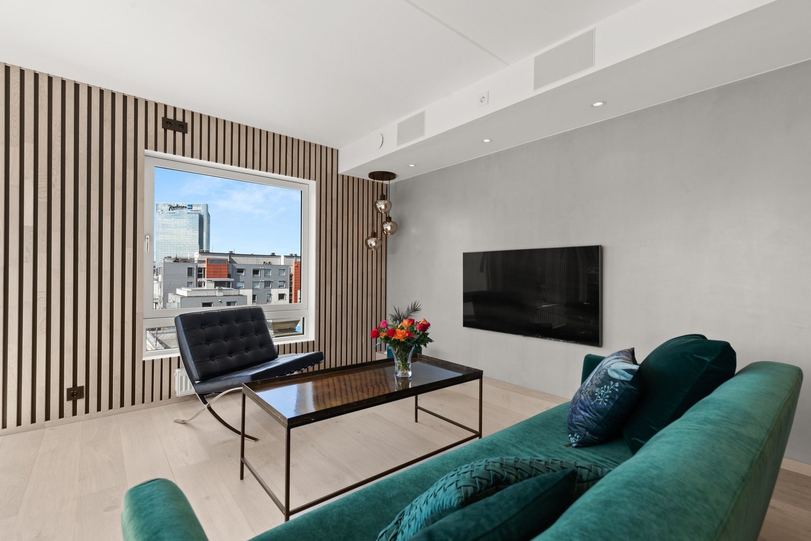 Nedfelt fra himling er det innbyggings-høyttalere fra Bowers & Wilkins sin high-end-serie. Galleribilde