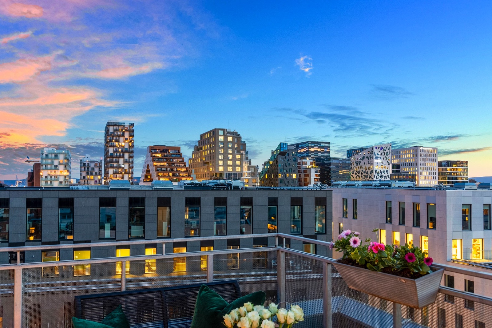 På takterrassen er det satt opp 6 up- & downlights fra SG-utebelysning som kan styres med app og bryter. Det er i tillegg satt opp to doble stikkontakter for utendørsbenyttelse. Galleribilde