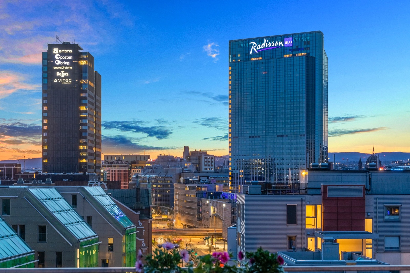 Vidstrakt utsikt fra privat takterrasse i 11. etasje. Galleribilde