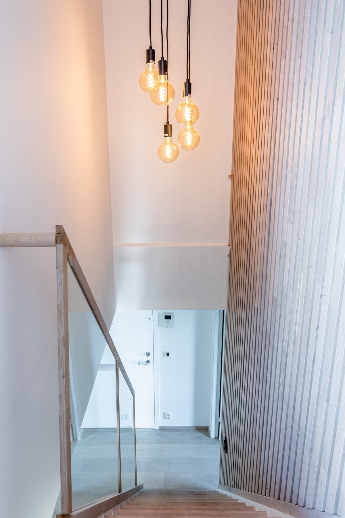 I trapperommet er det utstrakt benyttelse av hvitpigmenterte eikespiler. Det er ca. 4,5 meter i takhøyde på spilenes høyeste punkt. Galleribilde