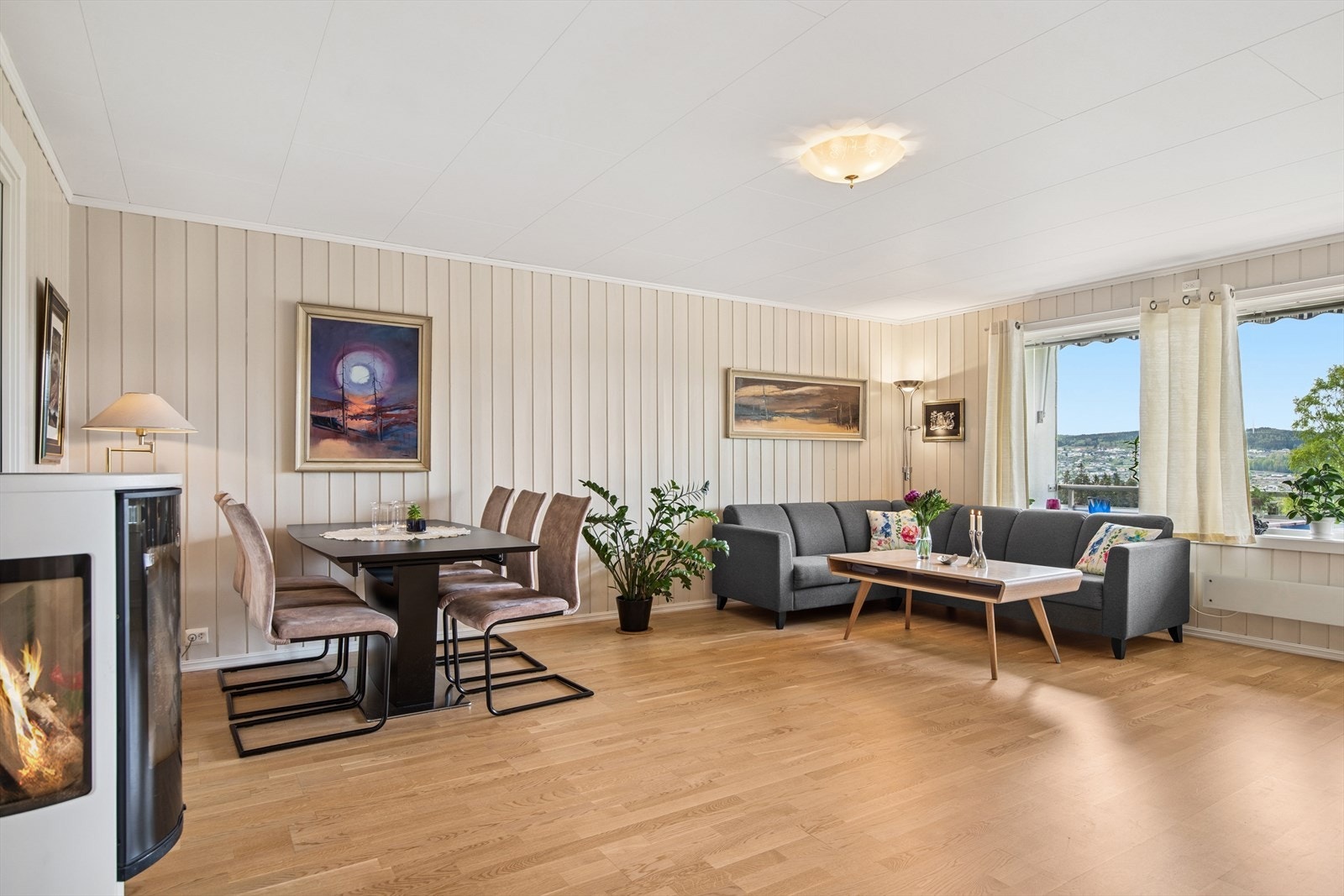 Stuen er romslig og har god plass til både salong og spisestue. Galleribilde