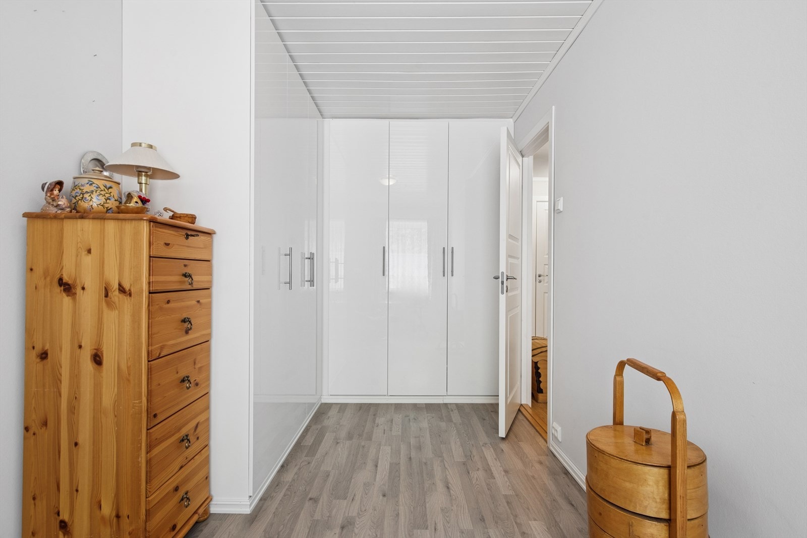 På dette soverommet er det satt inn hele 6 garderobeskap. Galleribilde