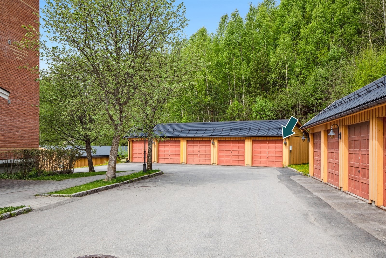 Tett garasje med elbillader. Kjøper tegner evt eget abonnement. Galleribilde