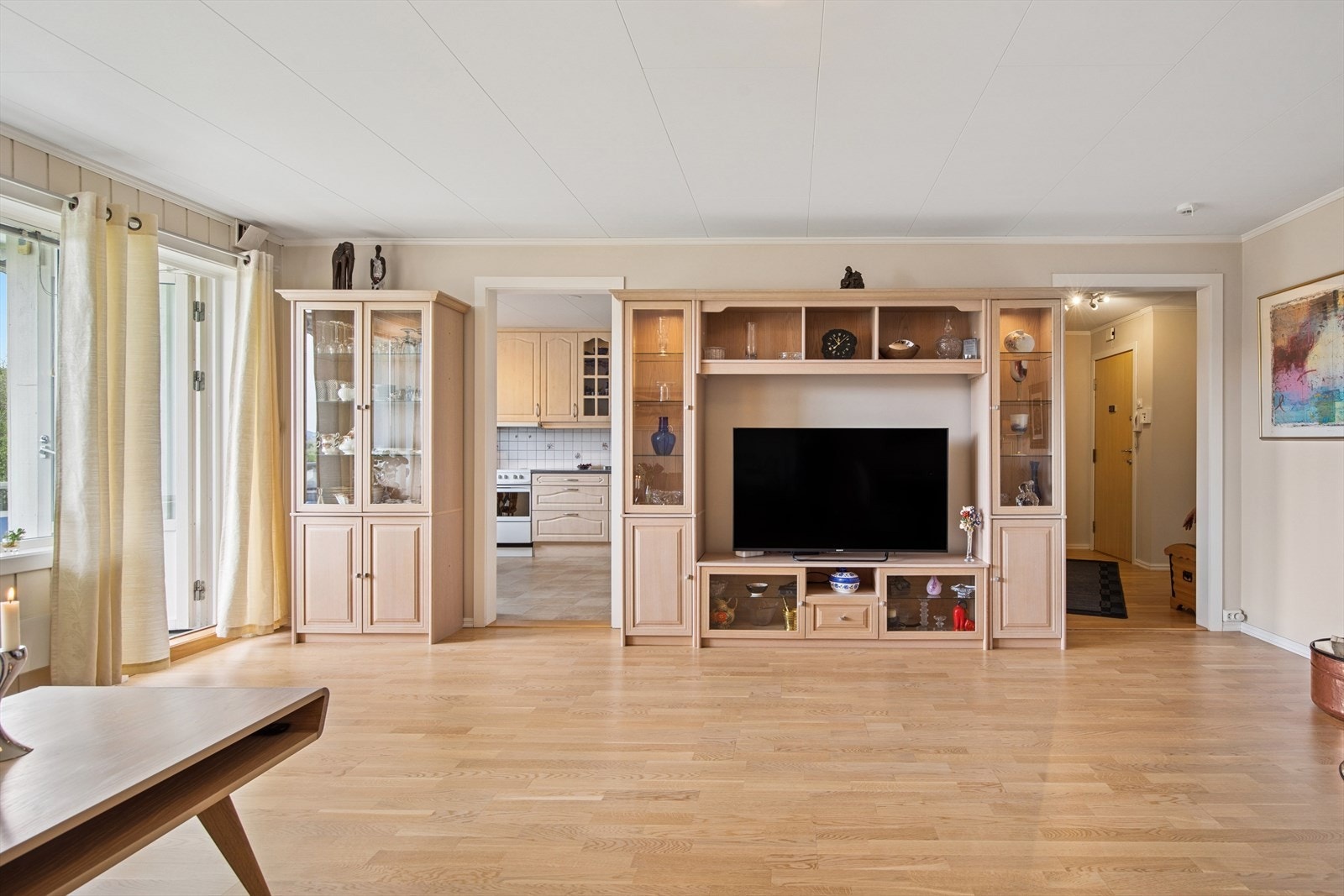 Stuen har godt med veggplass og det gjør den enkel å møblere. Galleribilde