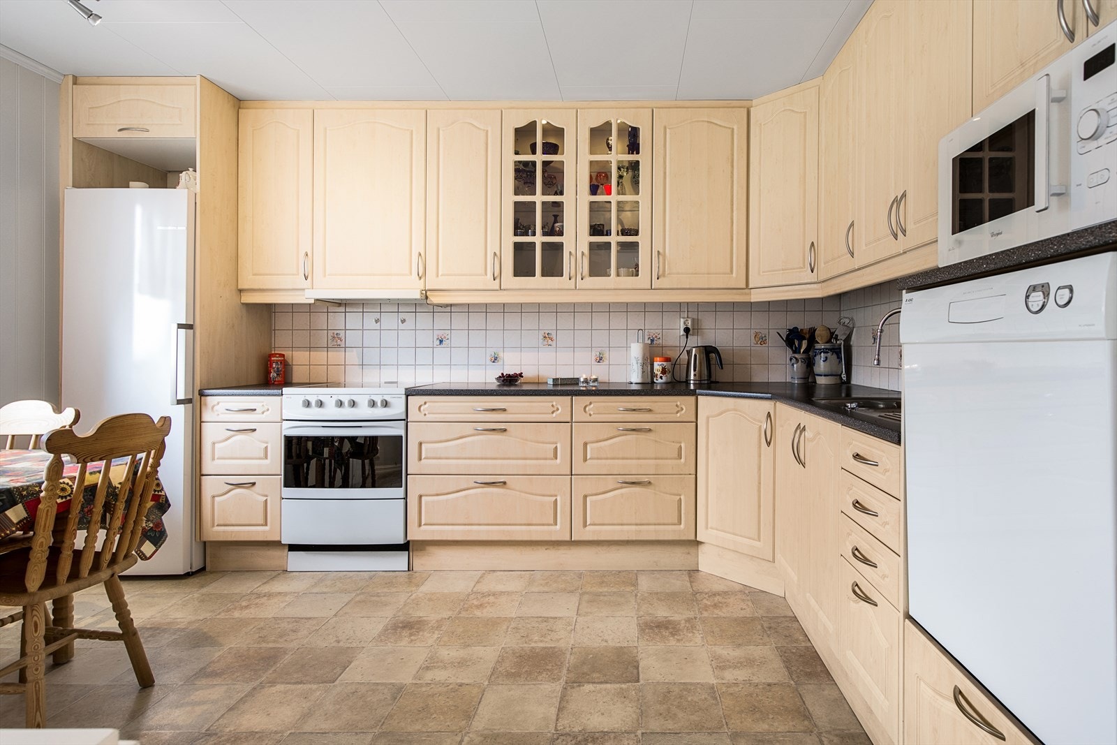 Oppvaskmaskinen har praktisk plassering litt opp fra gulvet. Galleribilde