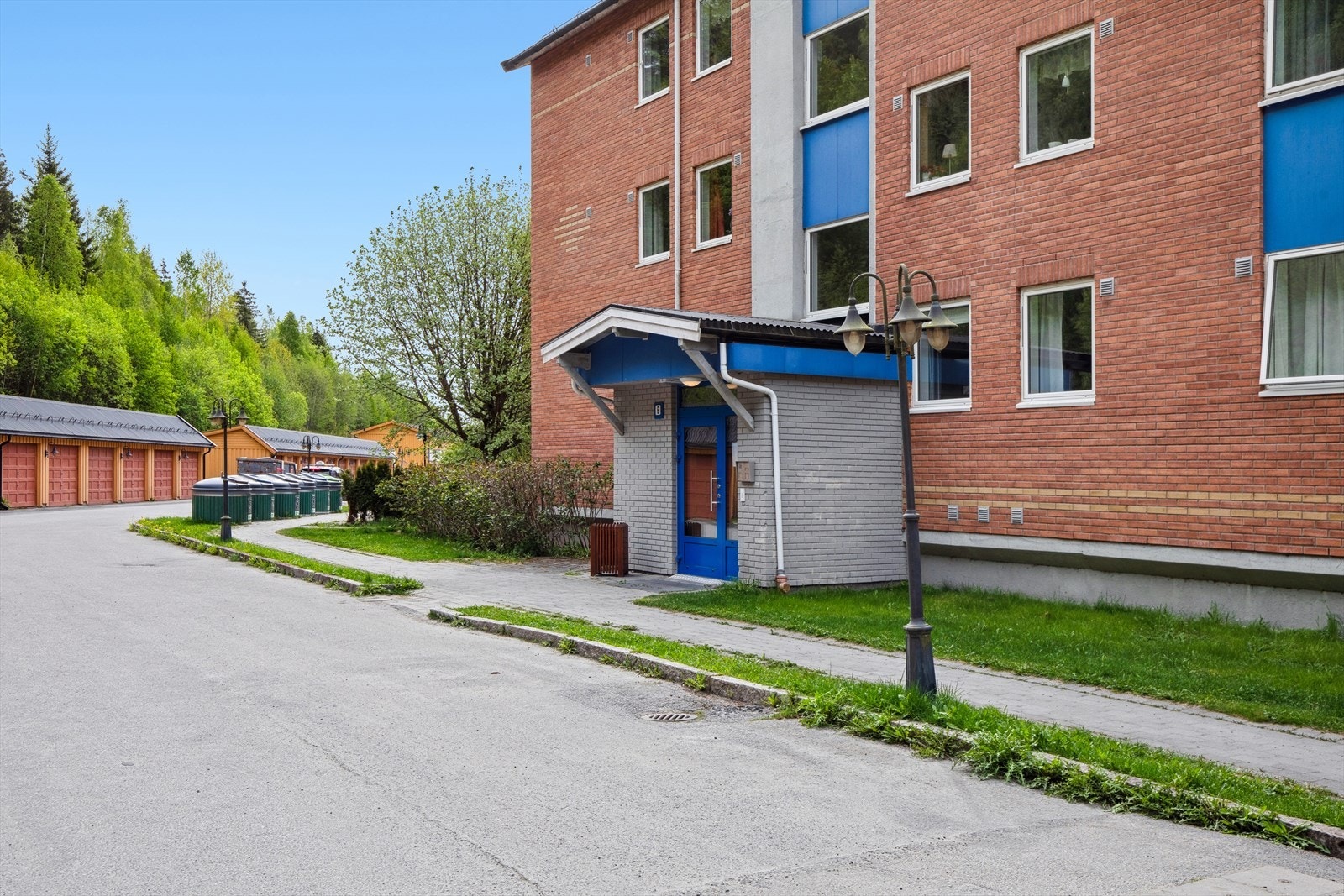 Velkommen inn - Leiligheten ligger en halv etasje opp fra inngangspartiet. Galleribilde