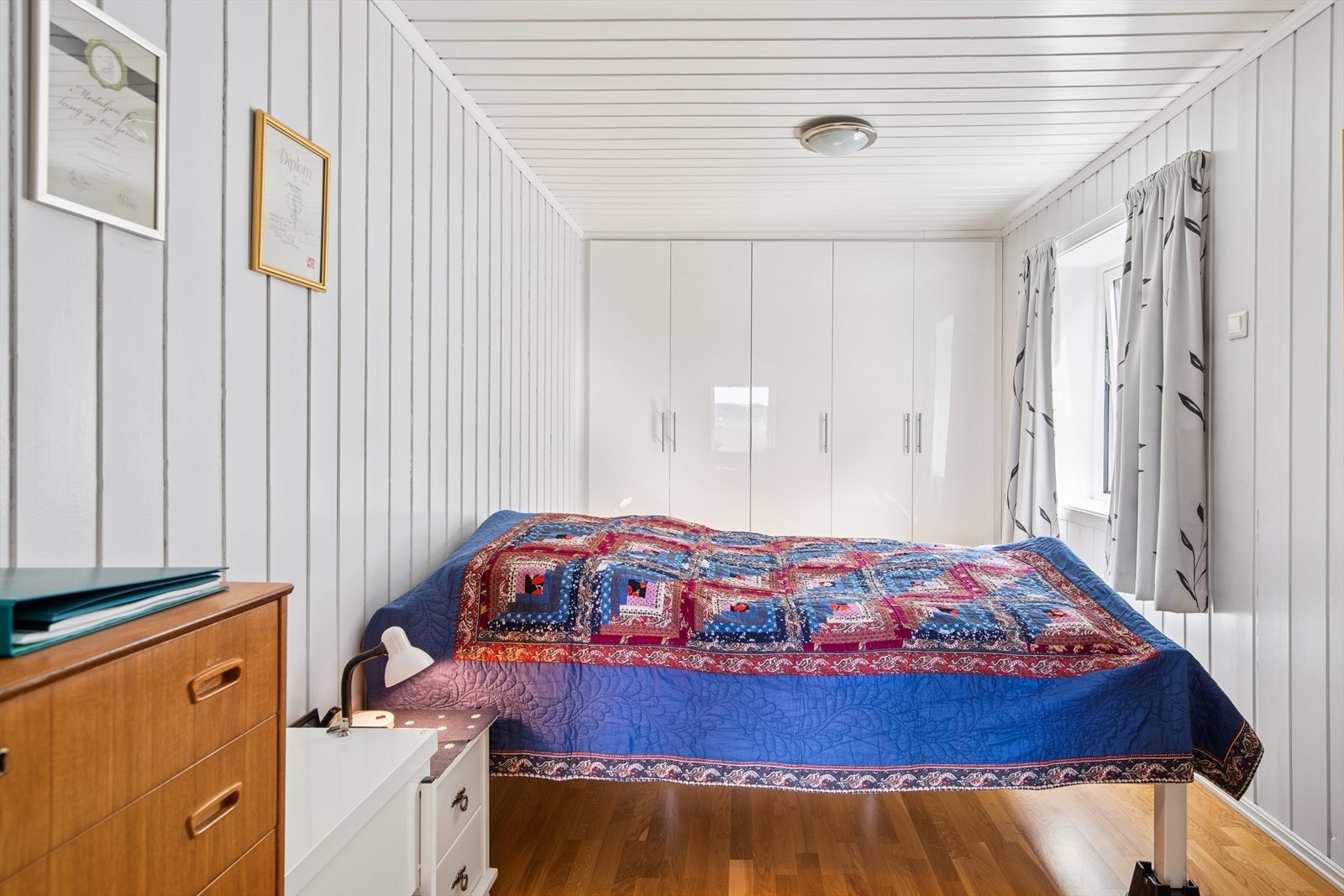 Det er godt med skapplass på hovedsoverommet. Galleribilde