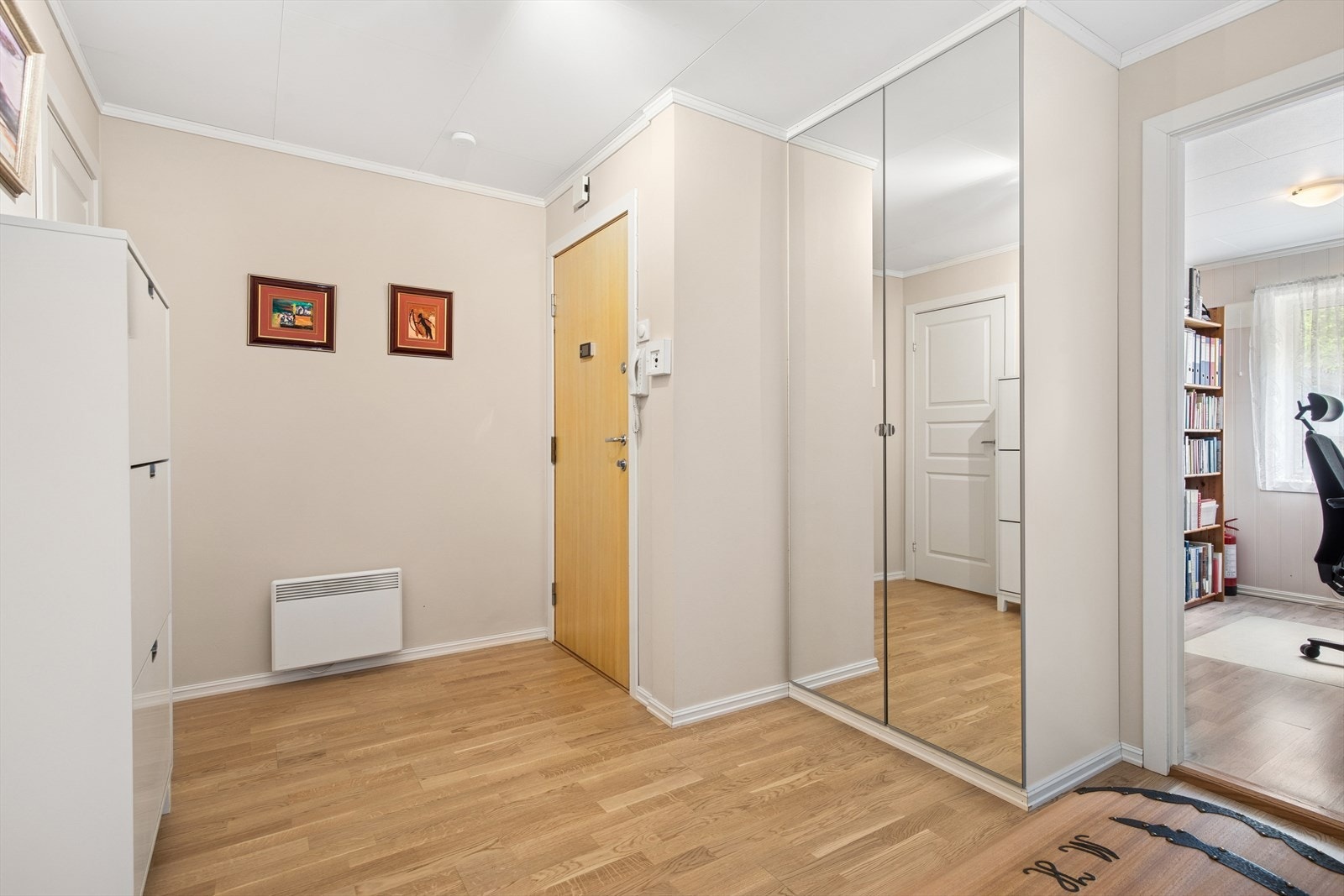 Også i entreen er det god skapplass. Galleribilde