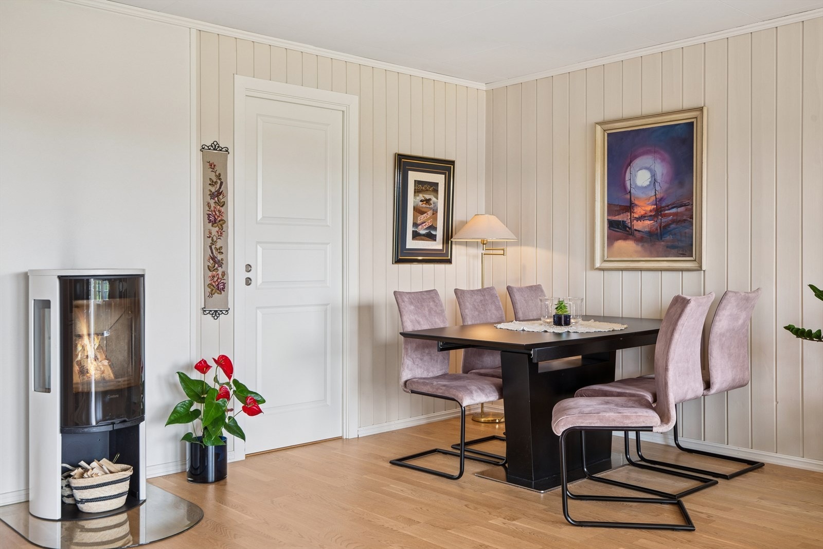 Den dekorative peisovnen varmer fort opp leiligheten. Galleribilde