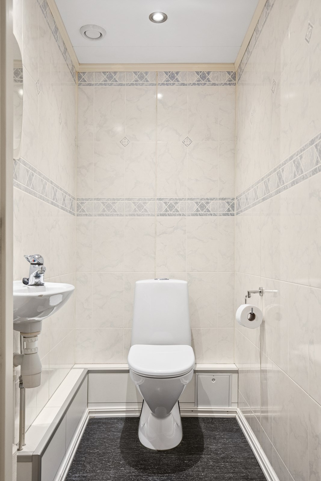 Pent og delikat innredet toalett. Galleribilde