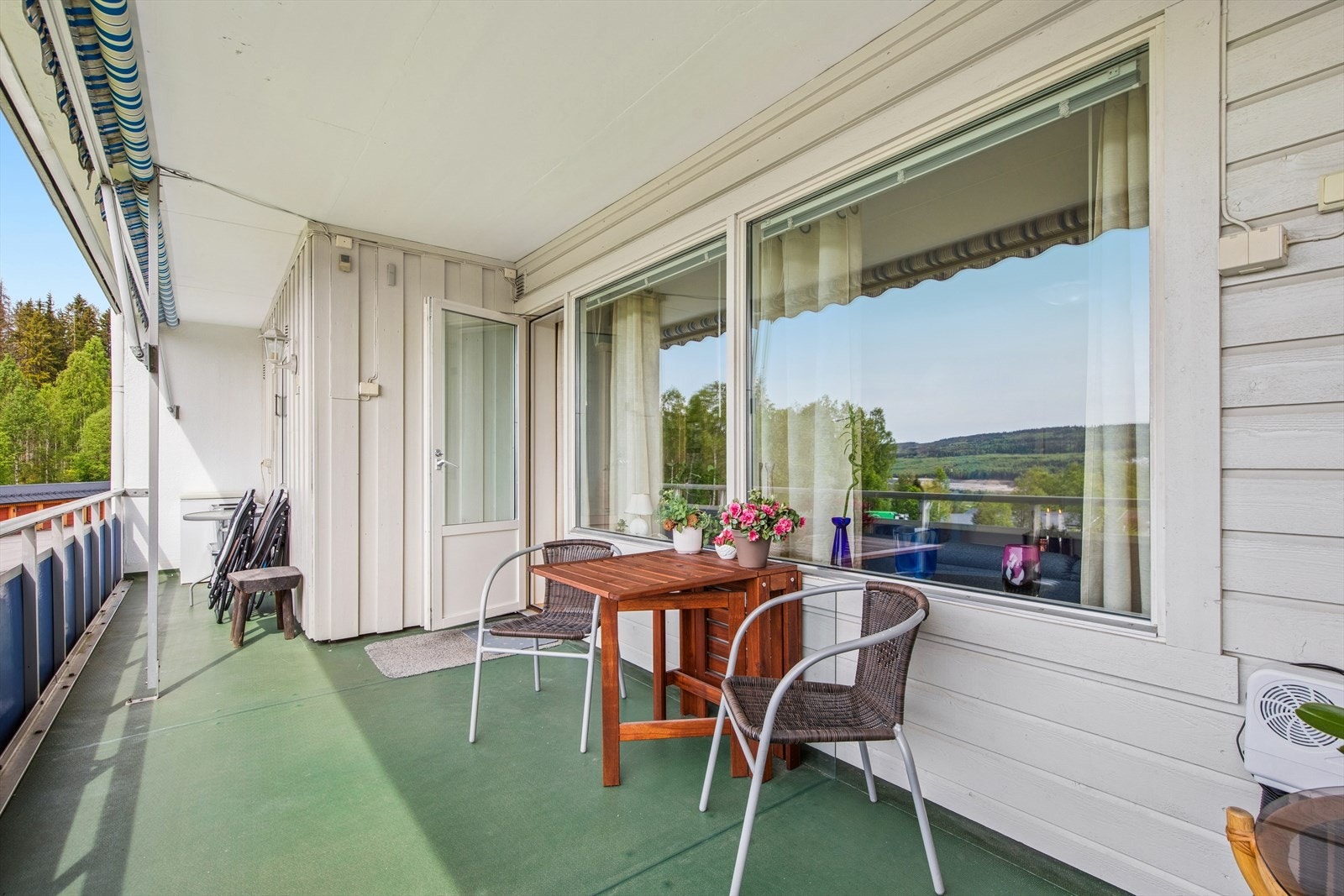 Her kan du sitte og nyte solen og utsikten til langt på kveld. Galleribilde