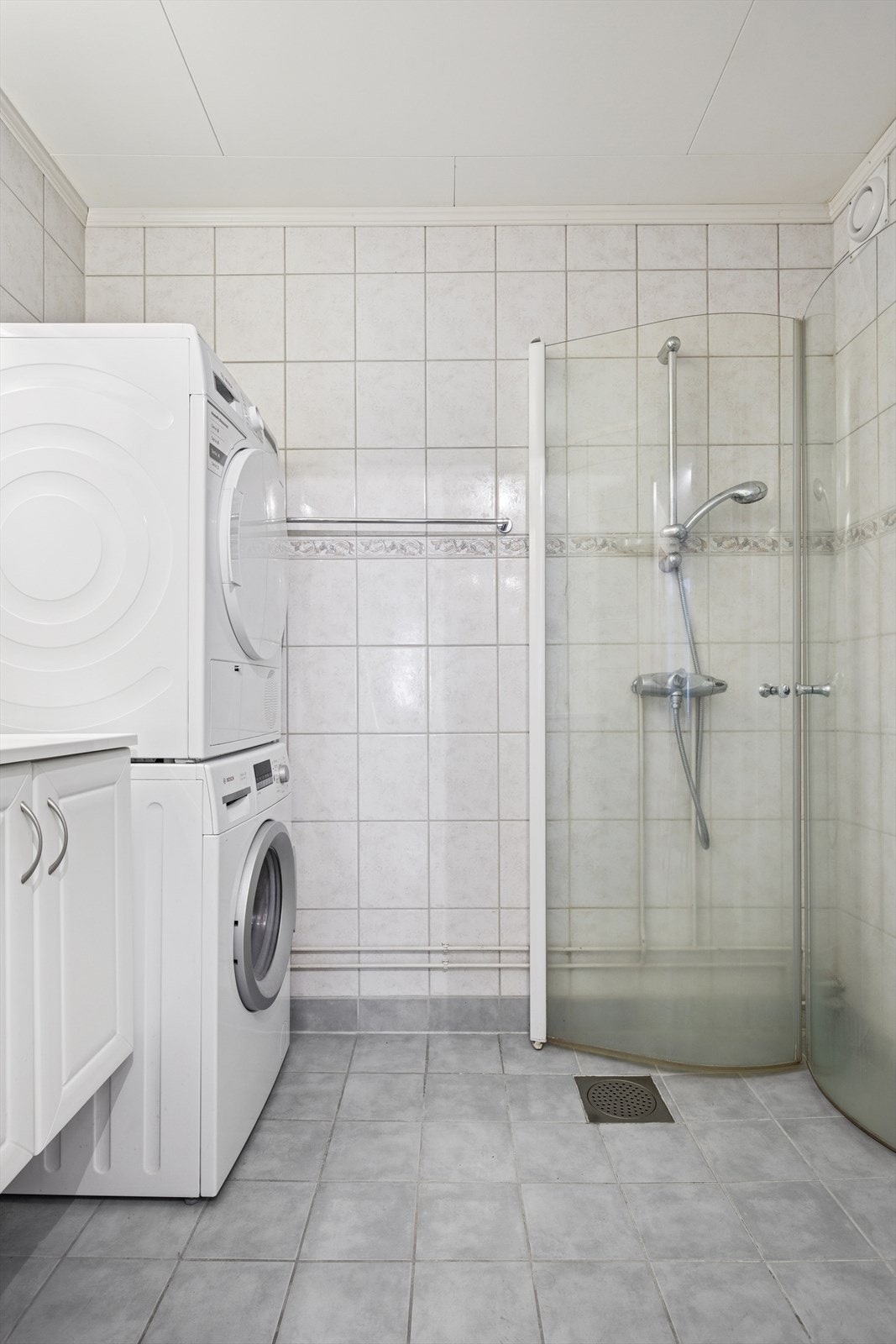 Innredning med god skapplass, dusj med innfellbare dører og opplegg for vaskemaskin. Galleribilde