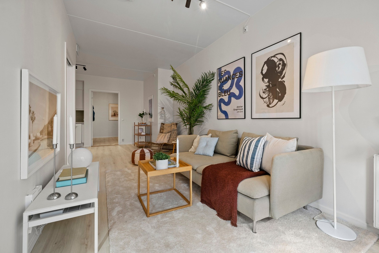 Her får du en lys stue med plass til sofagruppe, salongbord og tilhørende møblement Galleribilde