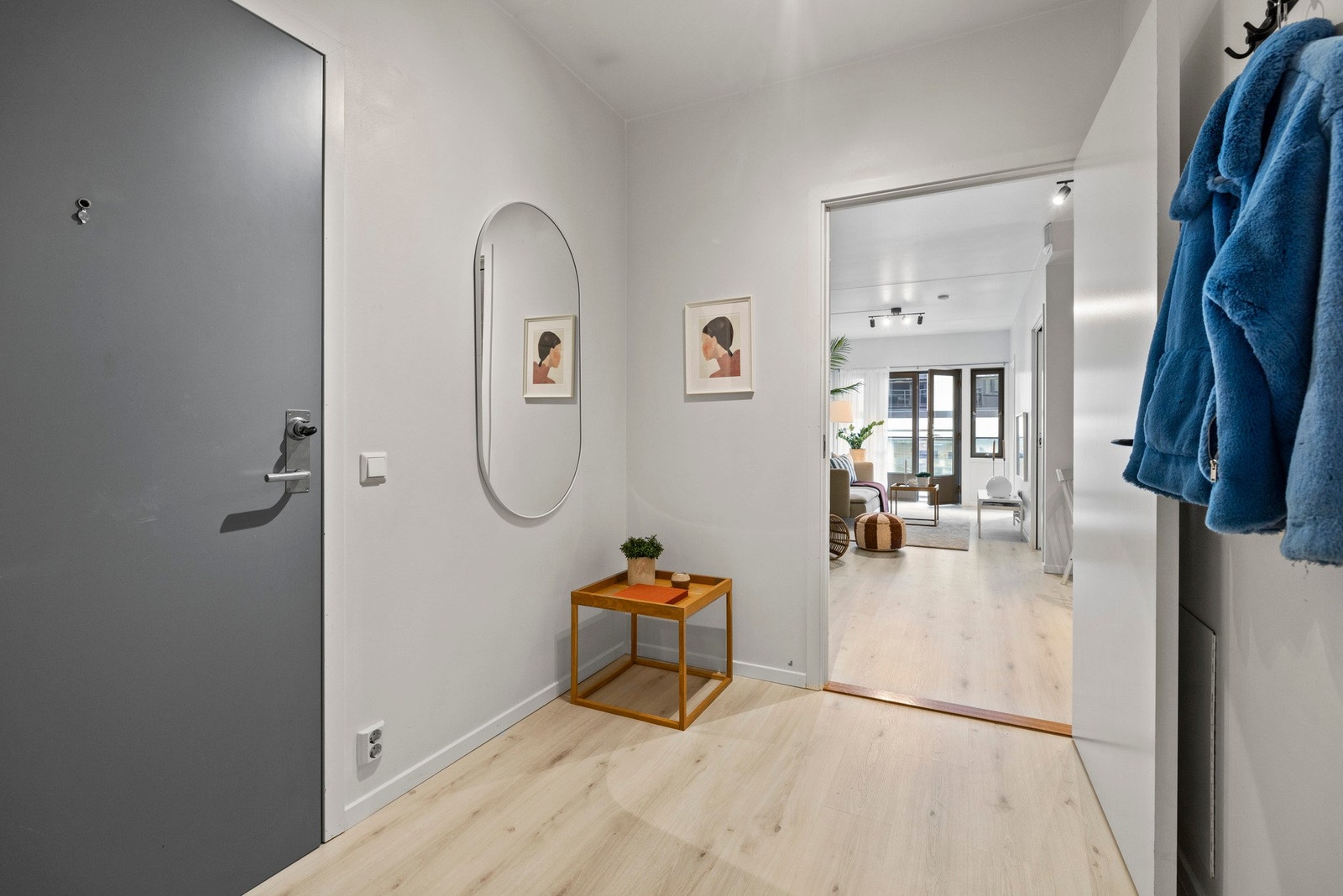 Entréen er stor og romslig. Her får du fint satt opp et ekstra garderobeskap til oppbevaring av ytterklær og sko! Galleribilde