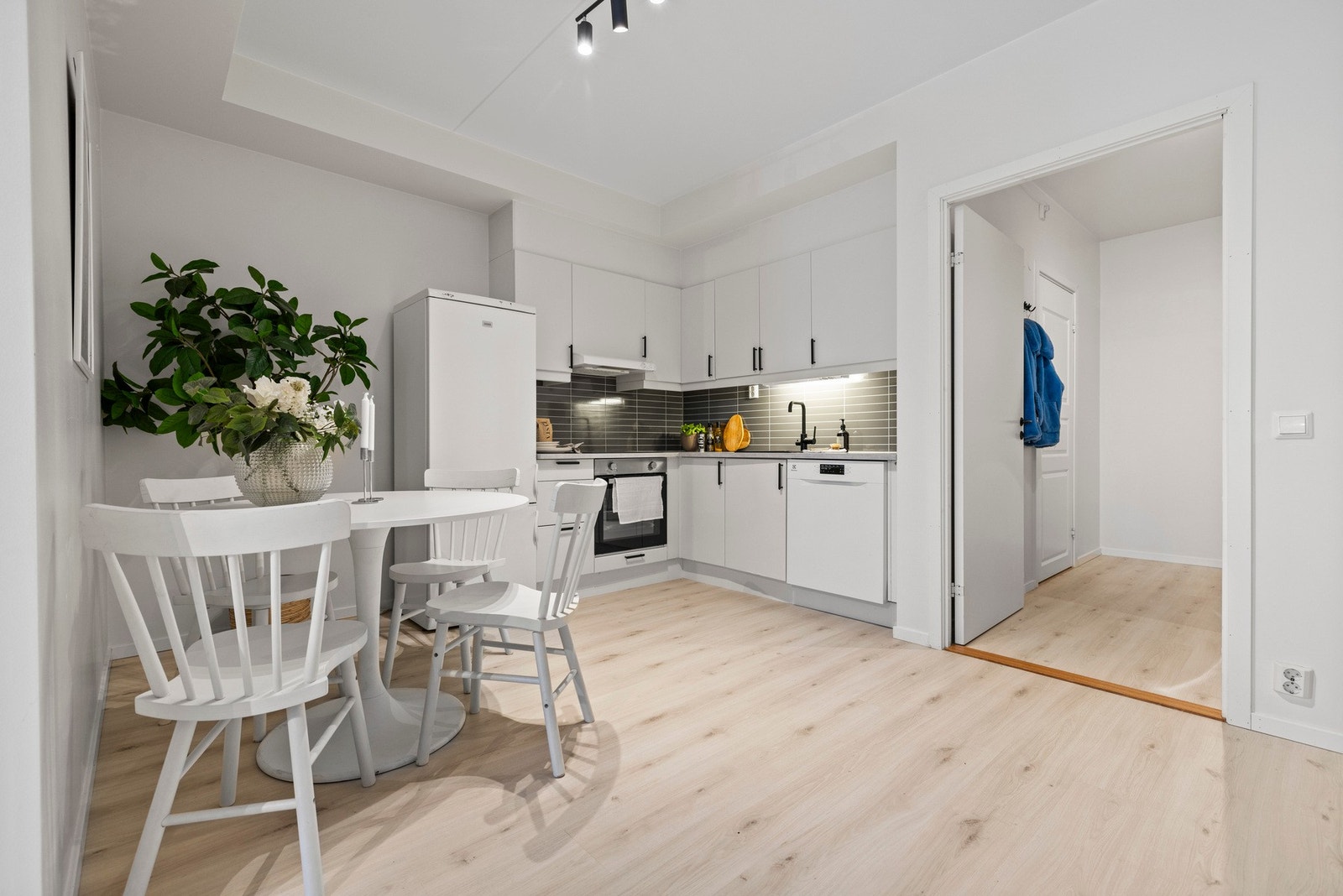 I kjøkken hjørnet har man også en naturlig plass for spisebord. Galleribilde