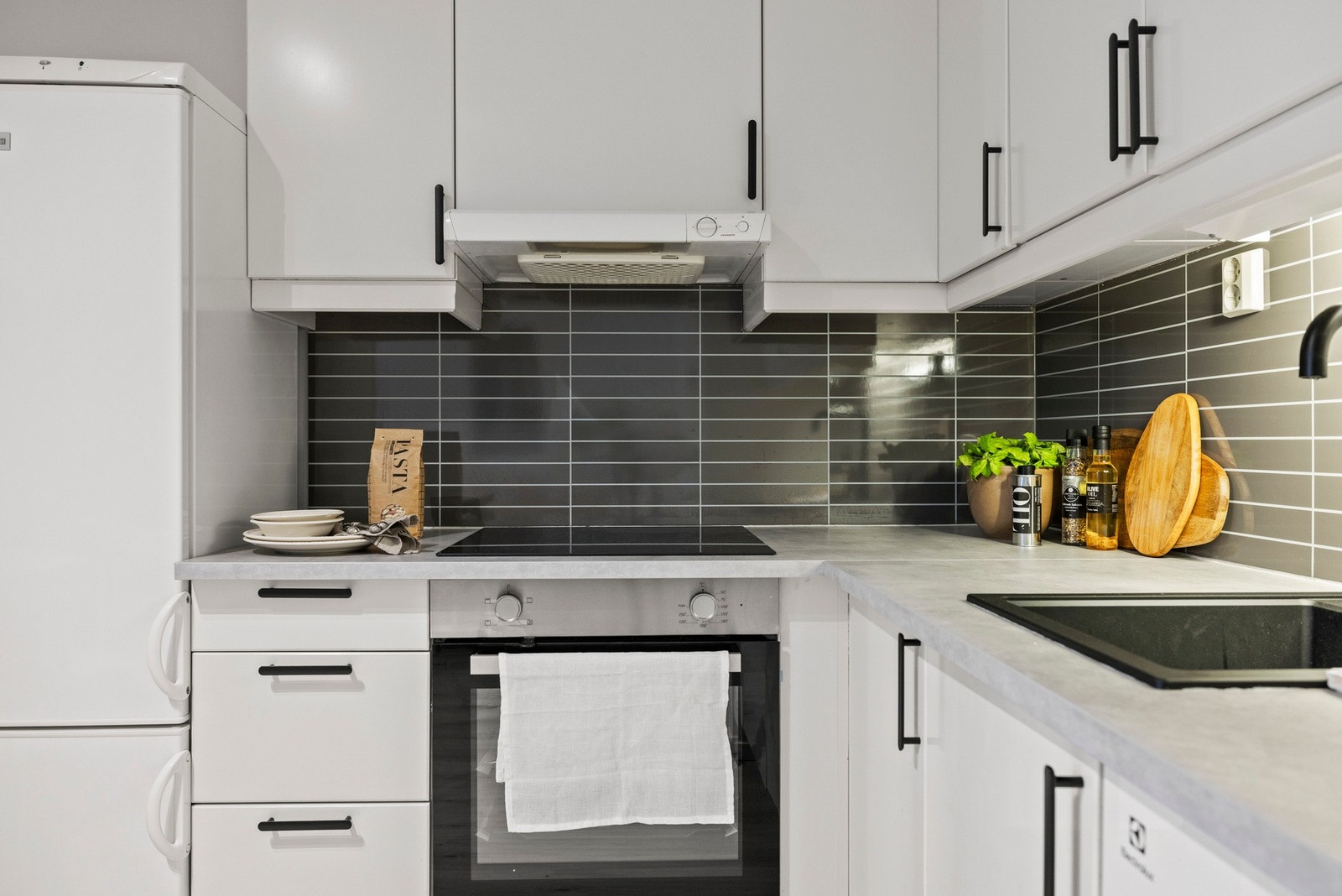 Kjøkkenet har stekeovn, opplegg for vaskemaskin, frittstående kjøl/fryseskap og ny platetopp Galleribilde