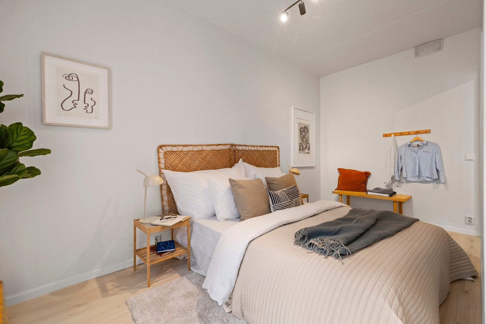 Soverommet er av god størrelse, her får du fint plass til dobbeltseng med tilhørende garderobeløsning. Galleribilde