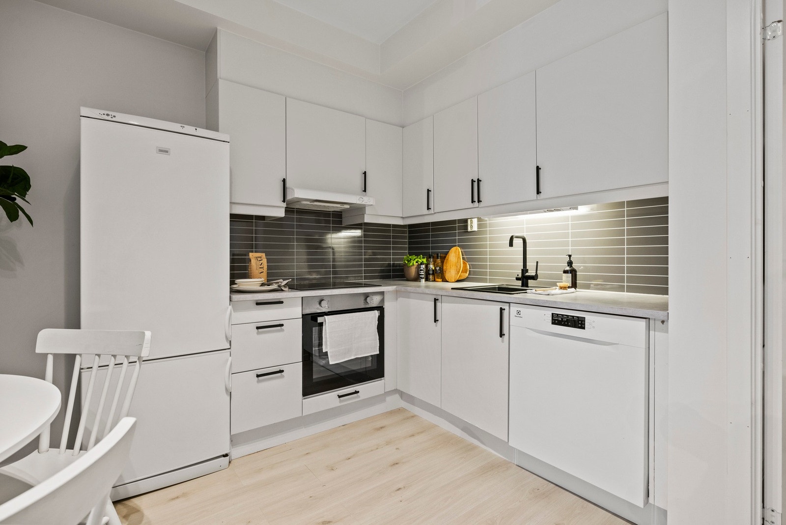 Norema kjøkkeninnredning fra byggeår. Innredning med glatte, folierte fronter med benkeplate i laminat. Galleribilde