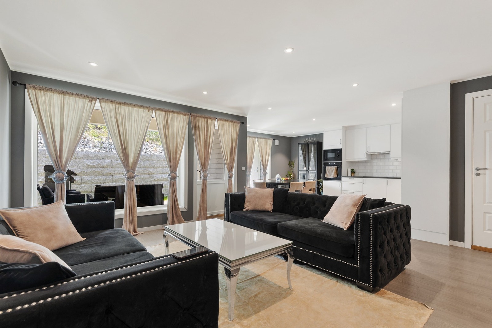 Fra stuen er det direkte utgang til markterrasse Galleribilde