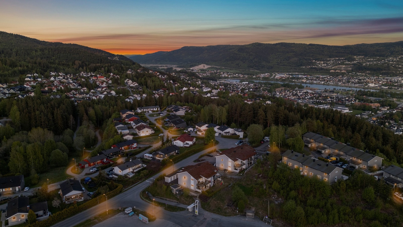 Det er ca. 3 min kjøring til nærmeste dagligvare. Søndagsåpen butikk finner du kun 10 minutter unna Galleribilde