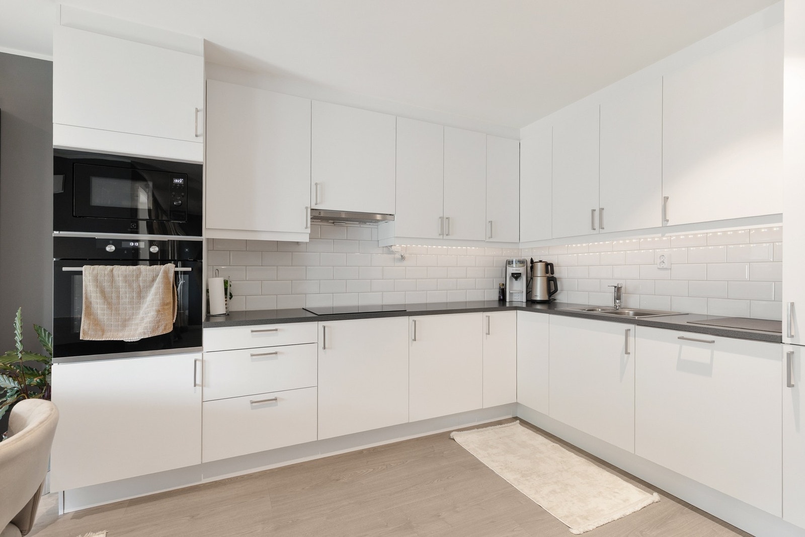 Ventilator er plassert i overskap og det er installert komfyrvakt samt lekkasjestopper Galleribilde