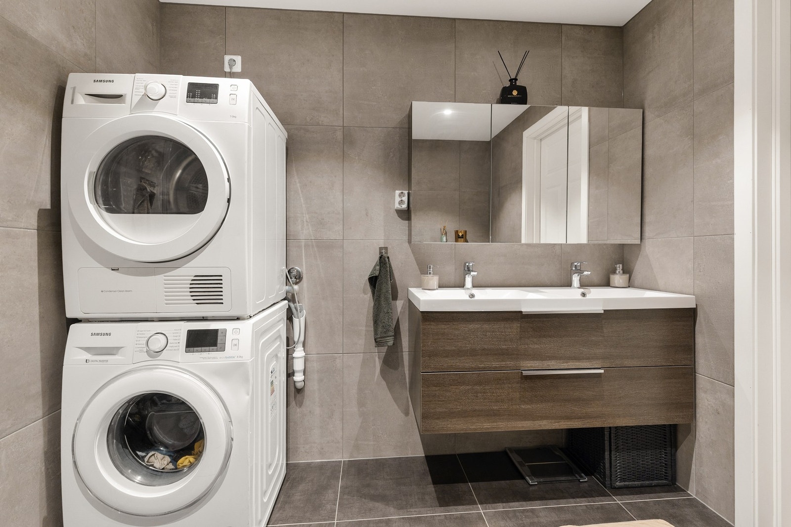 Romslig, helfliset bad med gulvvarme og downlights i himling Galleribilde