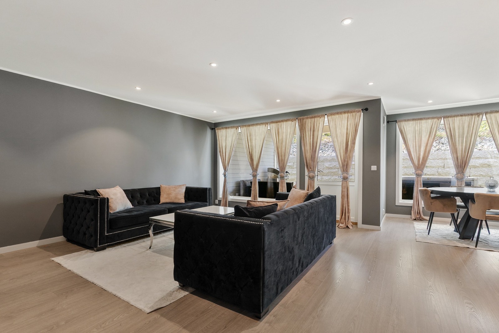 Rommet har flere store vindusflater som slipper inn rikelig med naturlig lys Galleribilde