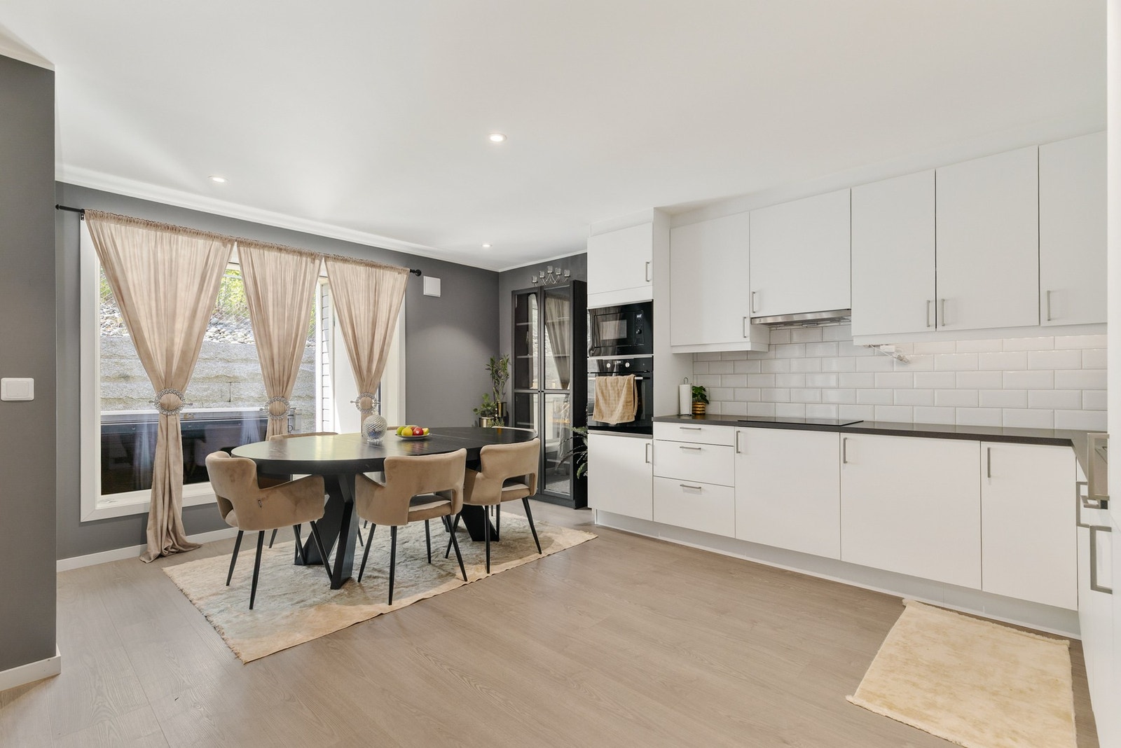 Leiligheten har åpen stue-/kjøkkenløsning som gjør det enkelt å skape en sosial atmosfære Galleribilde