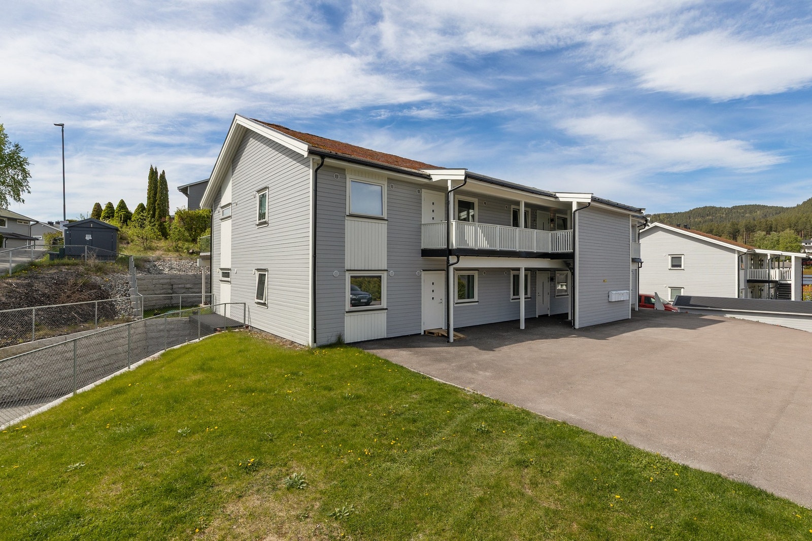 En stilren og moderne selveierleilighet i seksmannsbolig Galleribilde